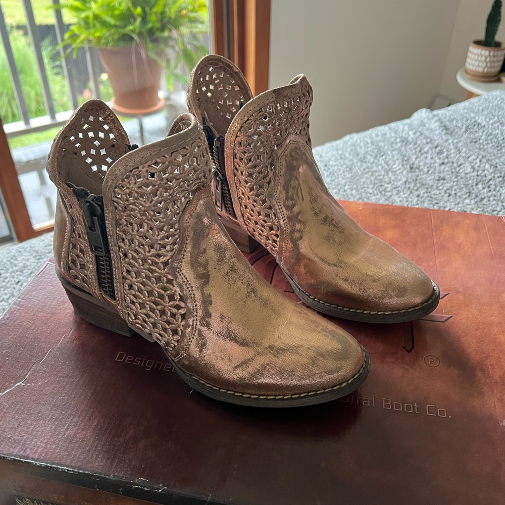 Coral Circle G Ladies Pink Cutout Shortie Boots - 7.5
